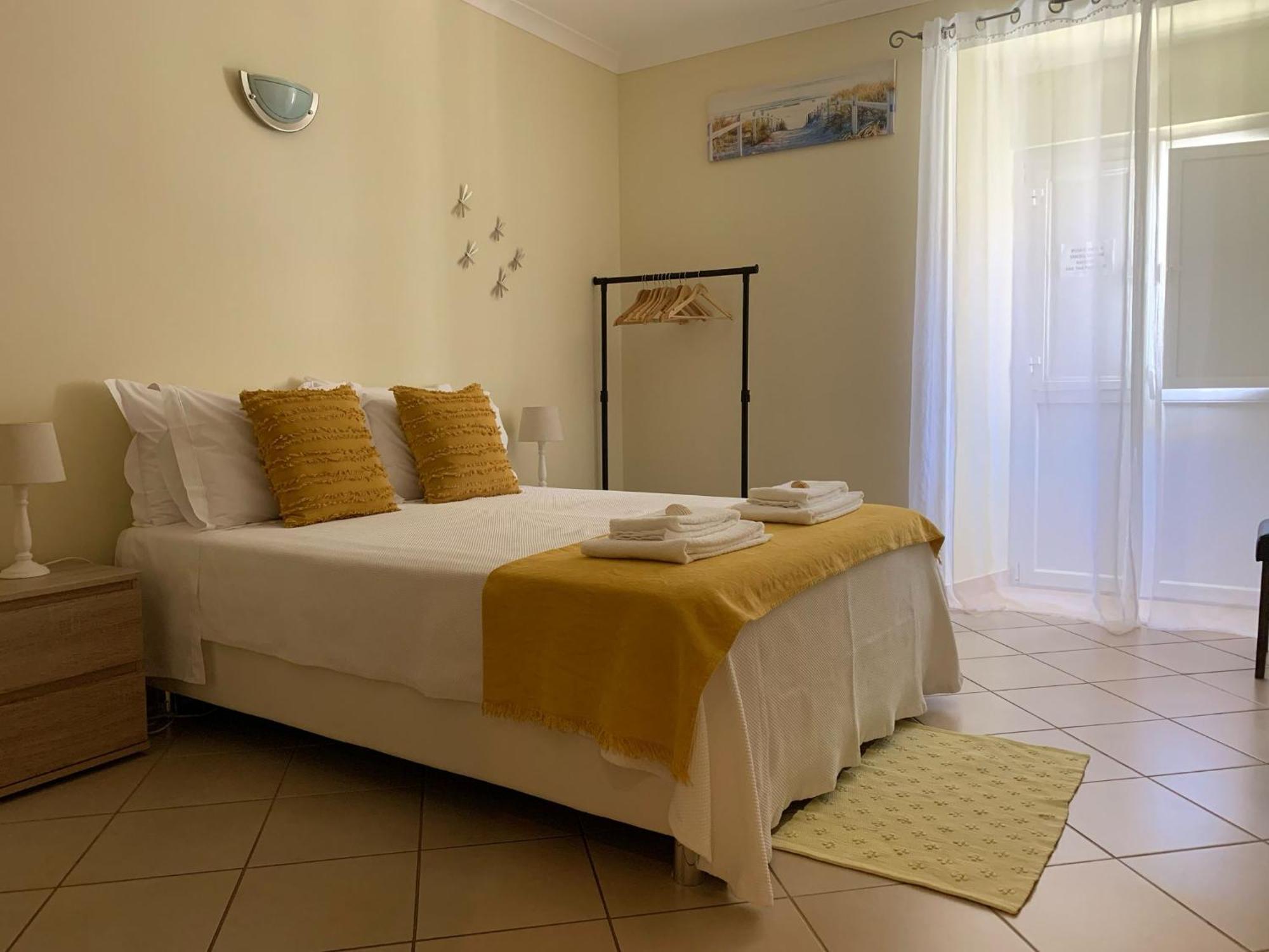 Blue Moon Guesthouse ลากอส ภายนอก รูปภาพ