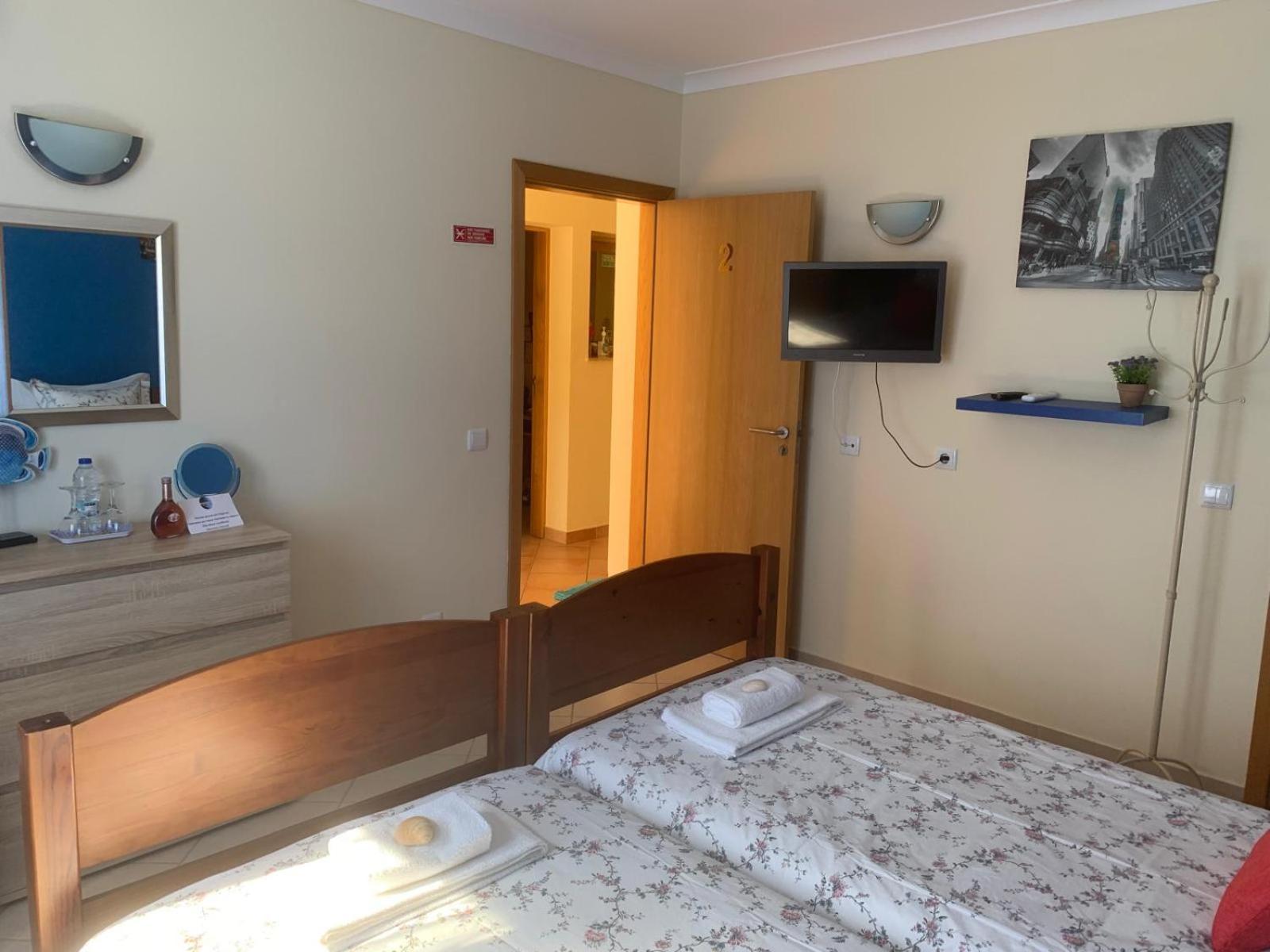 Blue Moon Guesthouse ลากอส ภายนอก รูปภาพ