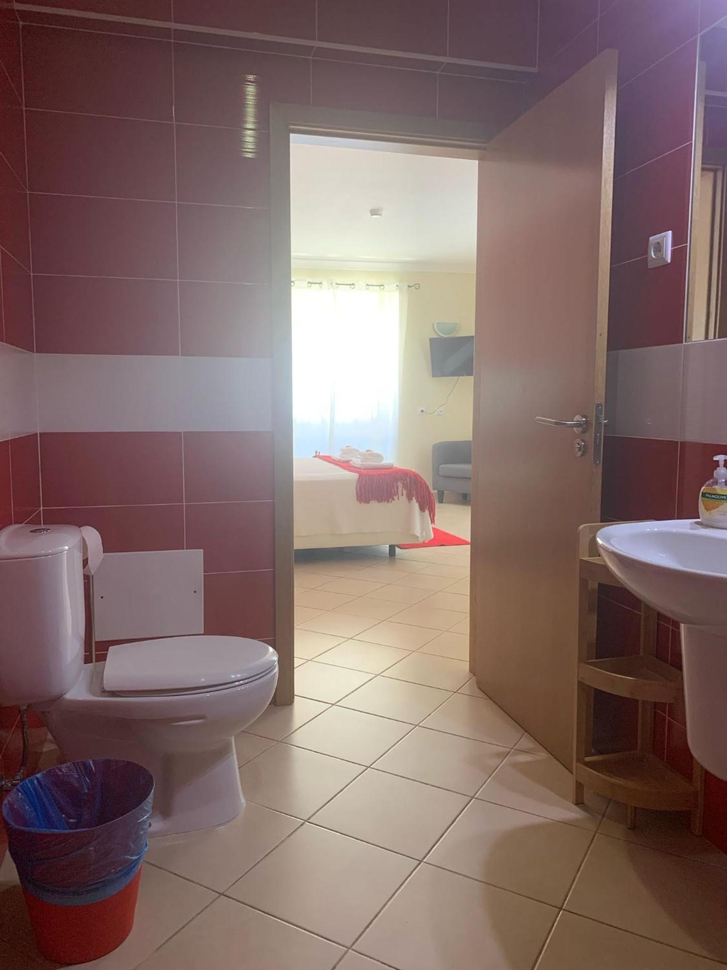 Blue Moon Guesthouse ลากอส ภายนอก รูปภาพ