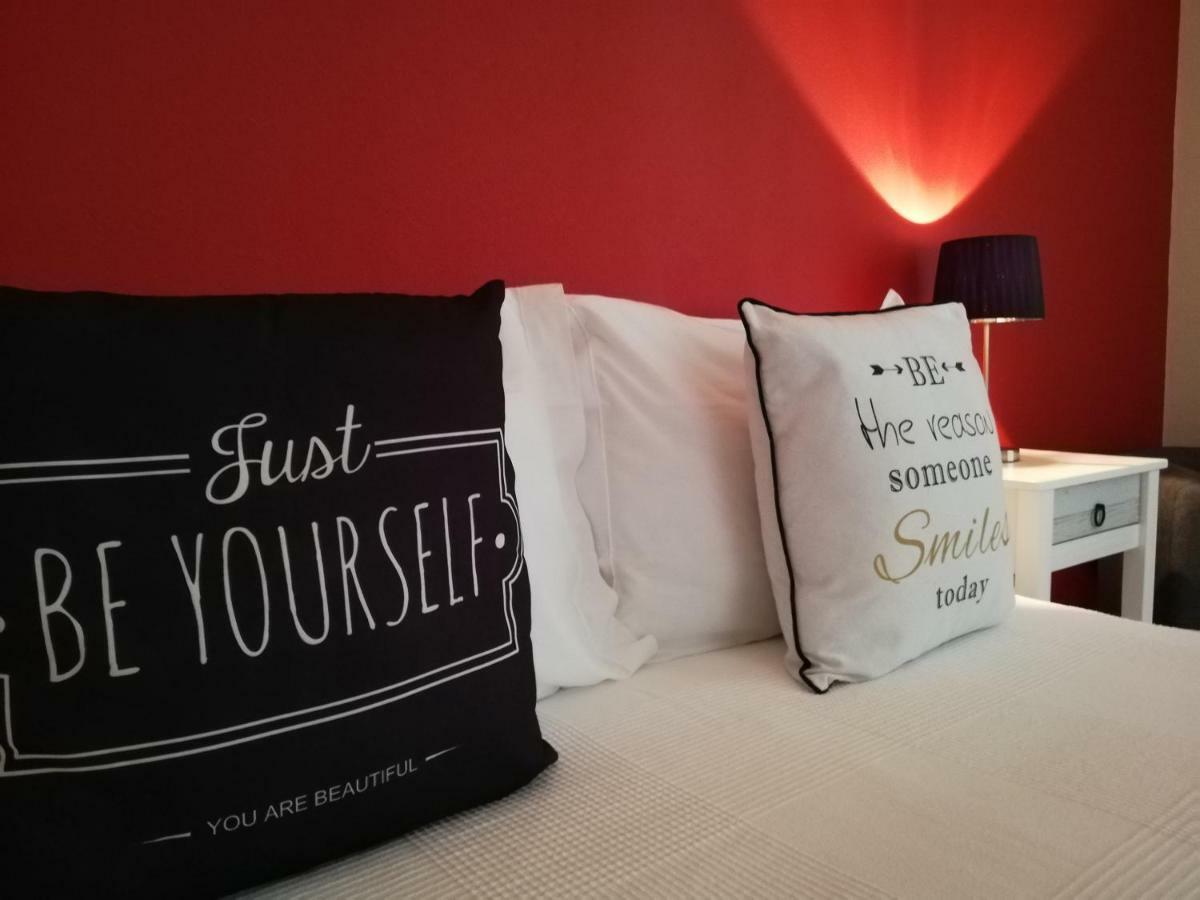 Blue Moon Guesthouse ลากอส ภายนอก รูปภาพ